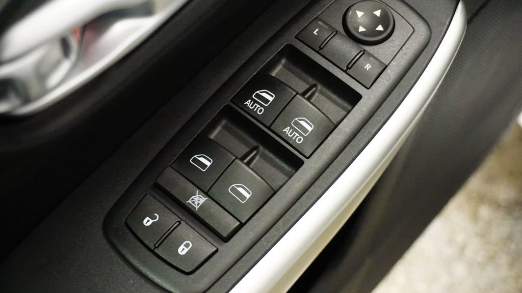 Used 2016 Jeep Cherokee Overland w/ Technology Group image 25