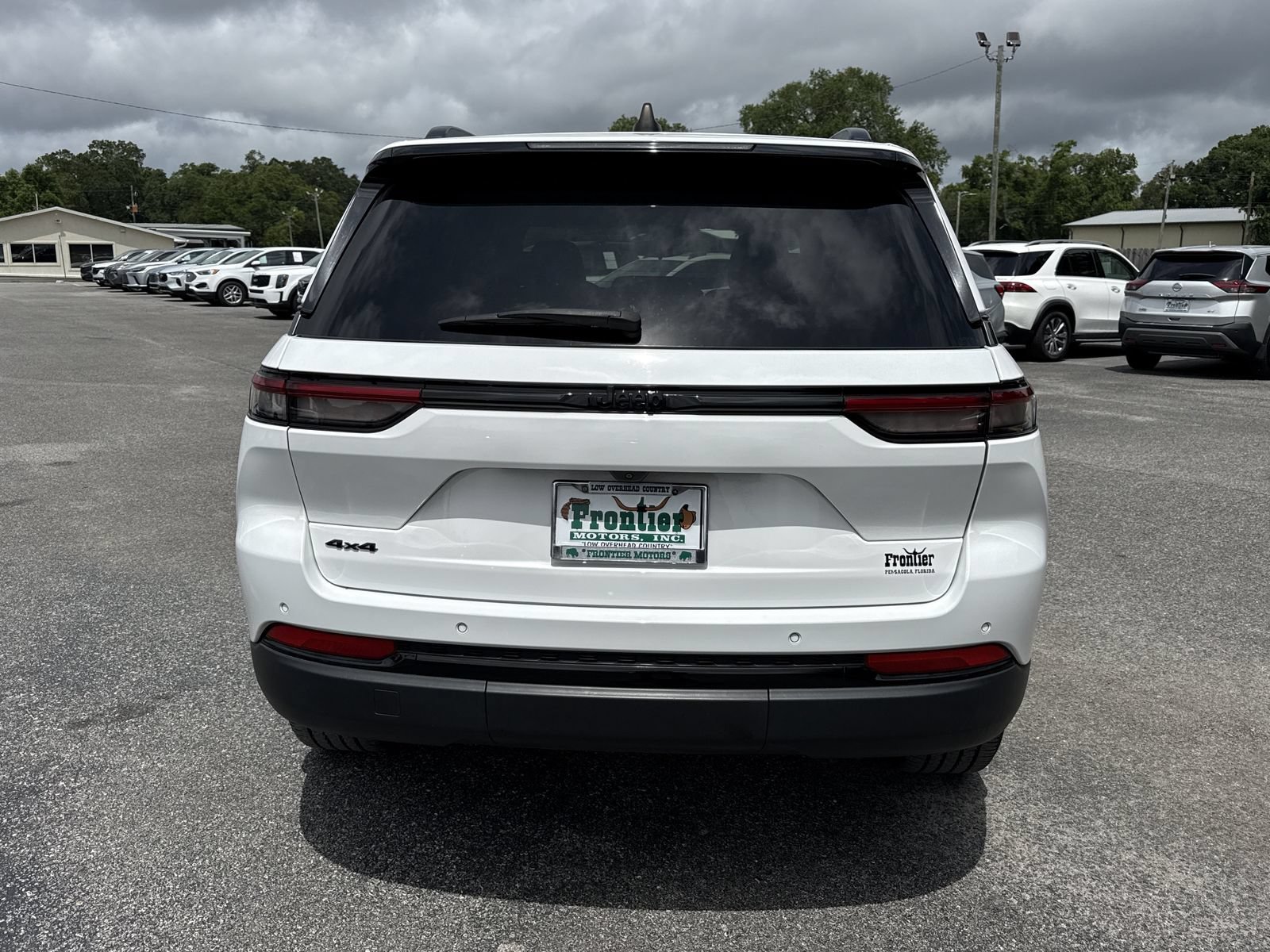 Used 2023 Jeep Grand Cherokee Altitude AWD/4WD image 4
