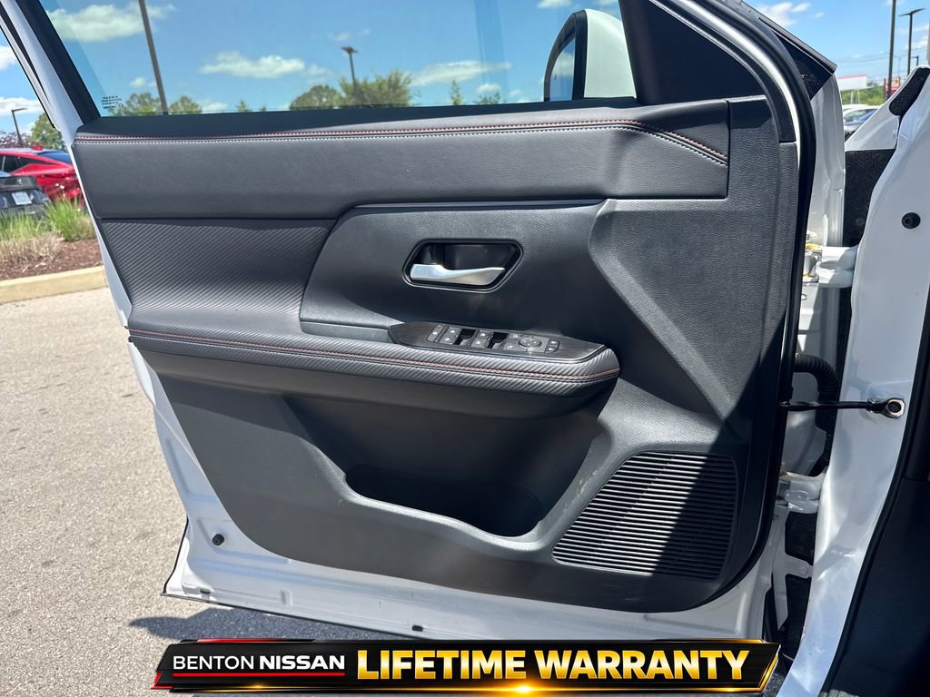 Used 2025 Nissan Kicks SR FWD image 11