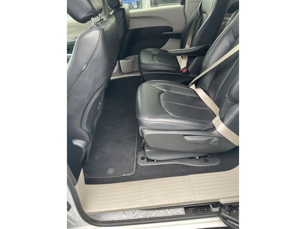 Used 2024 Chrysler Pacifica Select FWD image 11