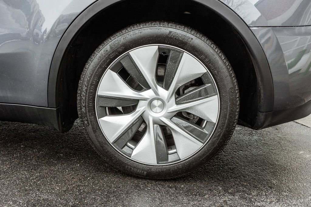 Used 2023 Tesla Model Y Long Range image 30