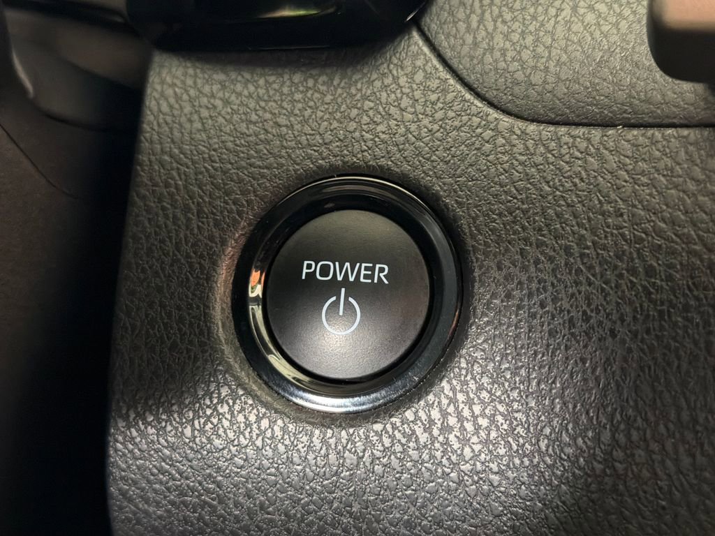 Used 2025 Toyota Camry SE FWD image 6