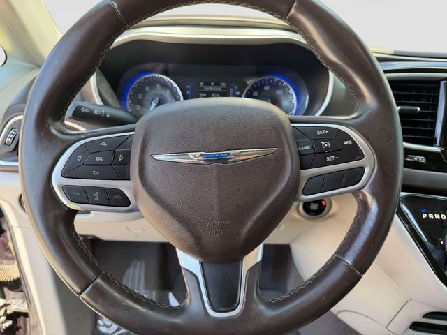Used 2017 Chrysler Pacifica Touring-L w/ Tire & Wheel Group FWD image 22
