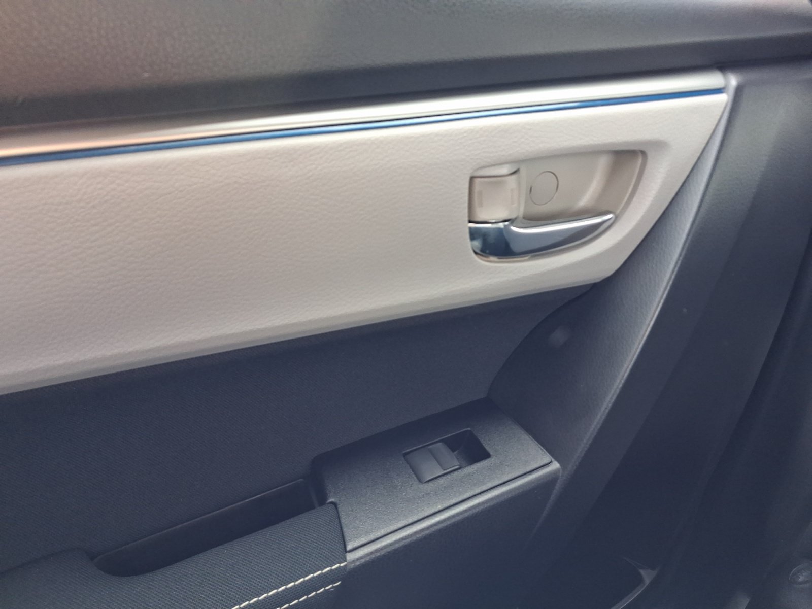 Used 2016 Toyota Corolla LE FWD image 10