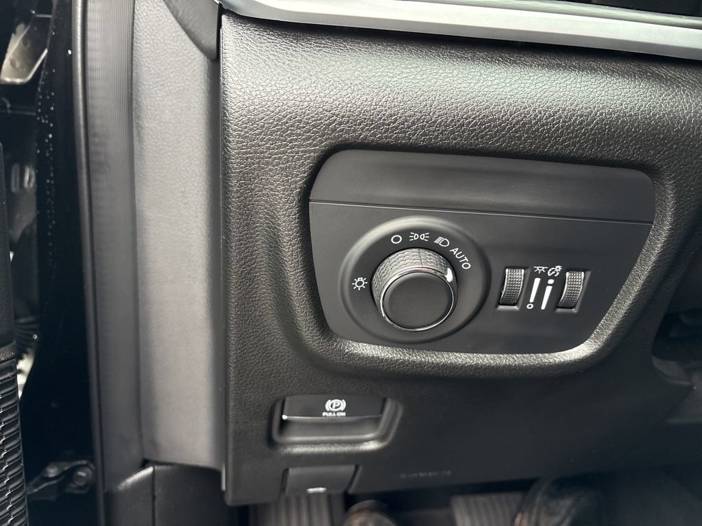 Used 2025 Jeep Grand Cherokee Laredo AWD/4WD image 22