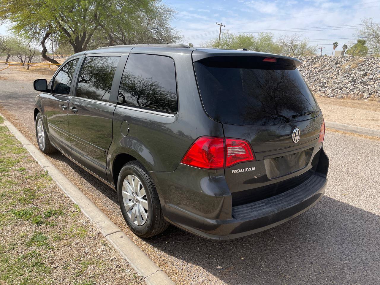 Used 2012 Volkswagen Routan SEL FWD image 3