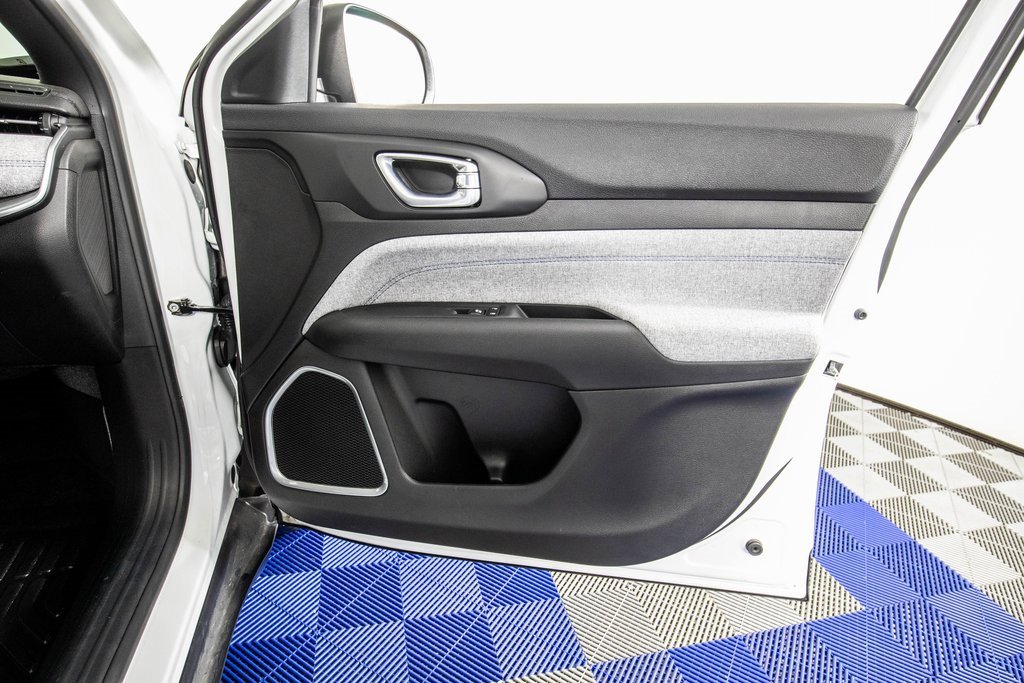 Used 2024 Jeep Compass Sport image 15