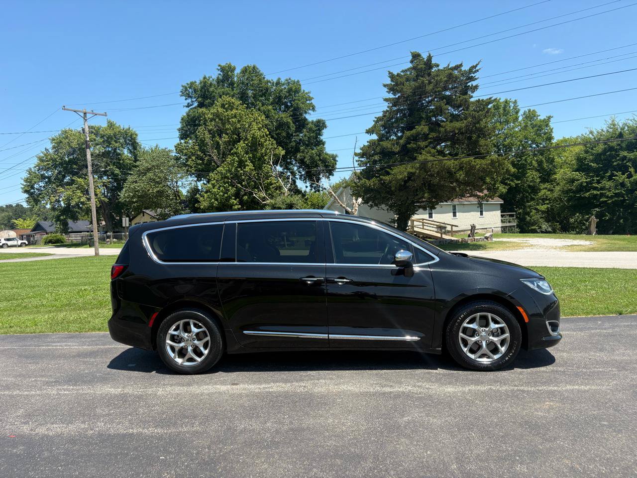 Used 2017 Chrysler Pacifica Limited w/ UConnect Theater Package FWD image 7