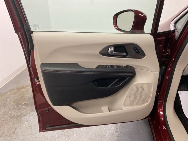 Used 2022 Chrysler Pacifica Touring-L image 20