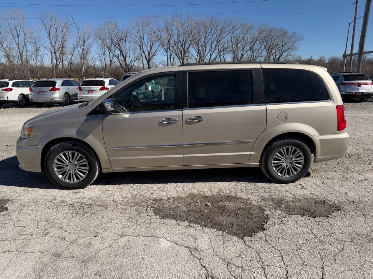 Used 2013 Chrysler Town & Country Touring-L w/ Driver Convenience Group FWD image 6