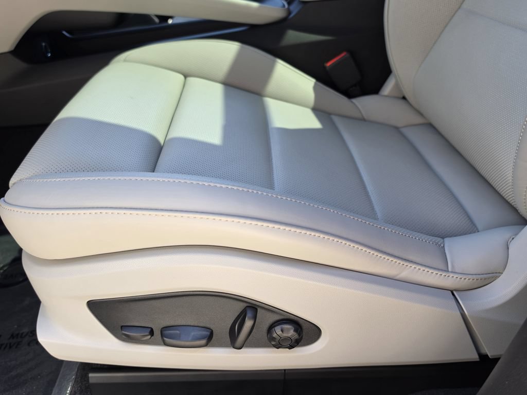 Certified 2025 Porsche Macan Turbo Electric AWD/4WD image 12