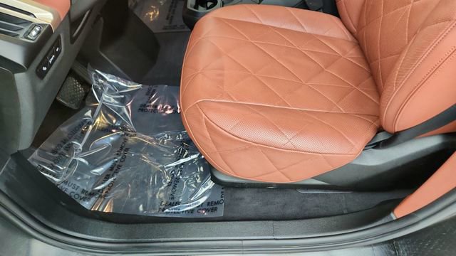 Used 2024 BMW iX xDrive50 w/ Premium Package AWD/4WD image 33