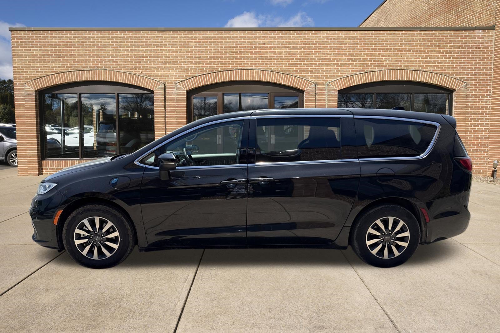 Used 2023 Chrysler Pacifica Touring-L FWD image 6