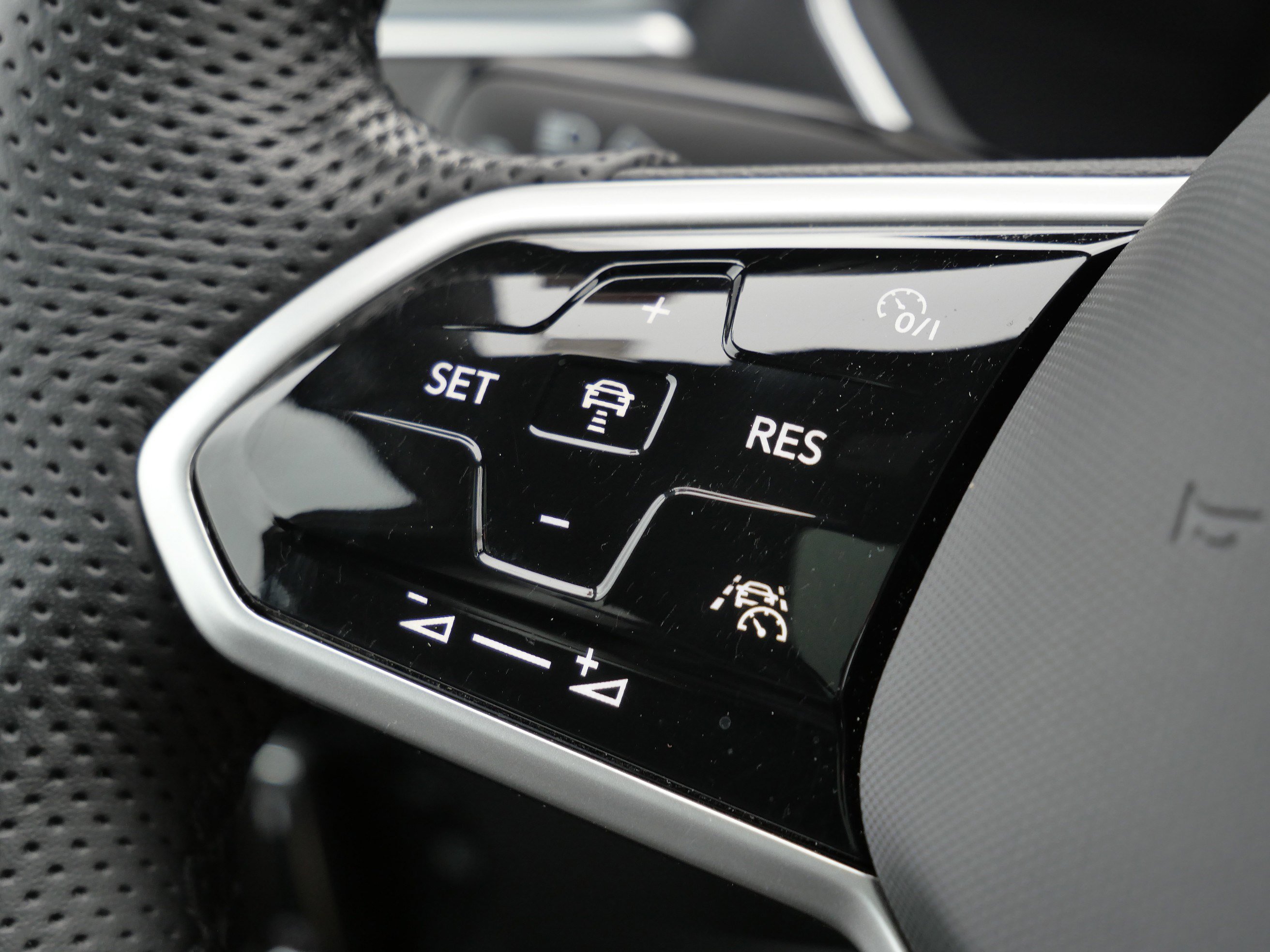 Certified 2022 Volkswagen Tiguan SEL R-Line image 33