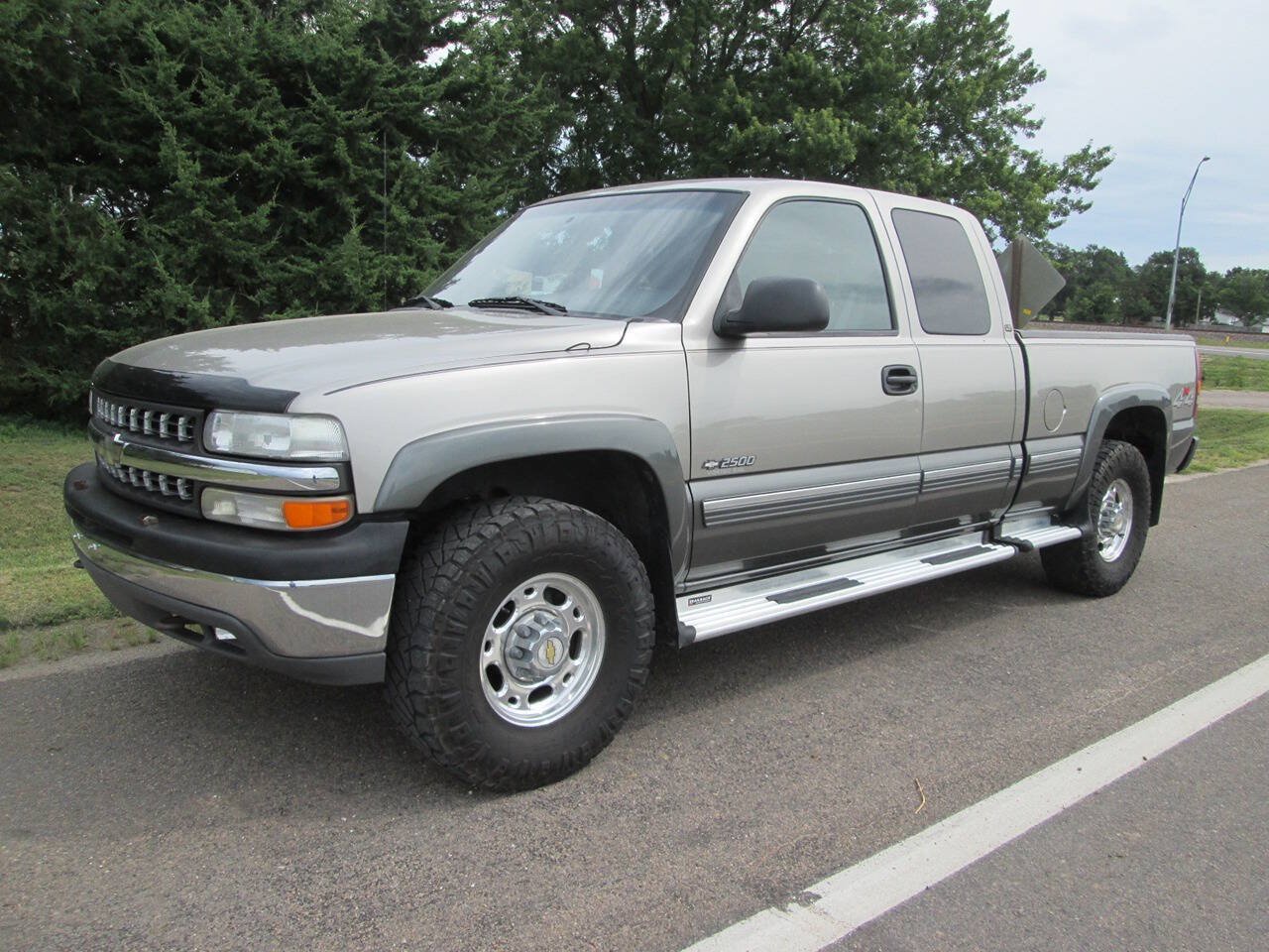 Used 2000 Chevrolet Silverado 2500 LT AWD/4WD image 2