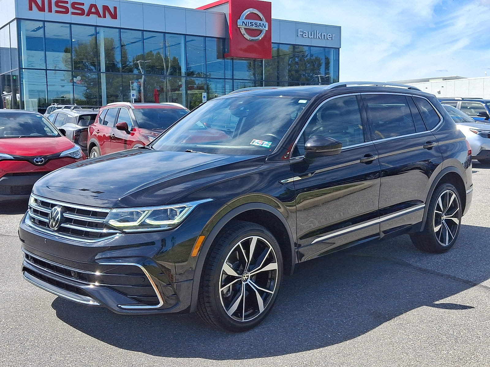 Used 2023 Volkswagen Tiguan SEL R-Line AWD/4WD image 3