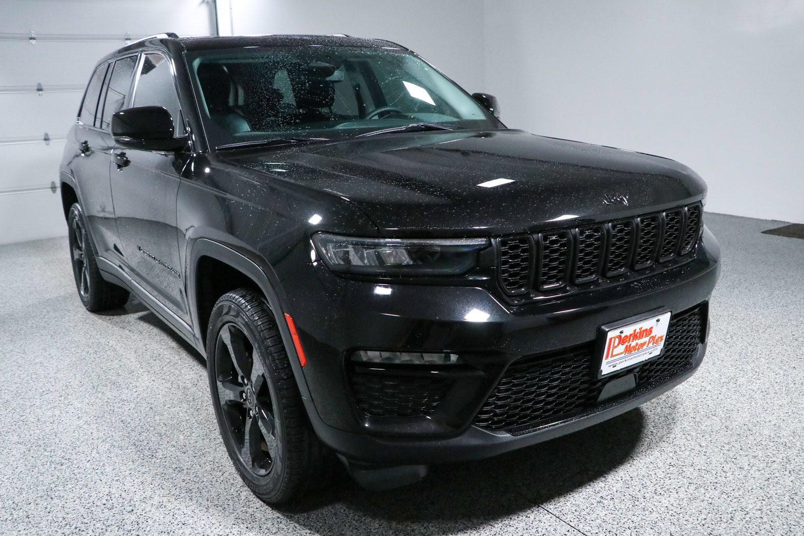 Used 2023 Jeep Grand Cherokee Limited w/ Black Appearance Package AWD/4WD image 5