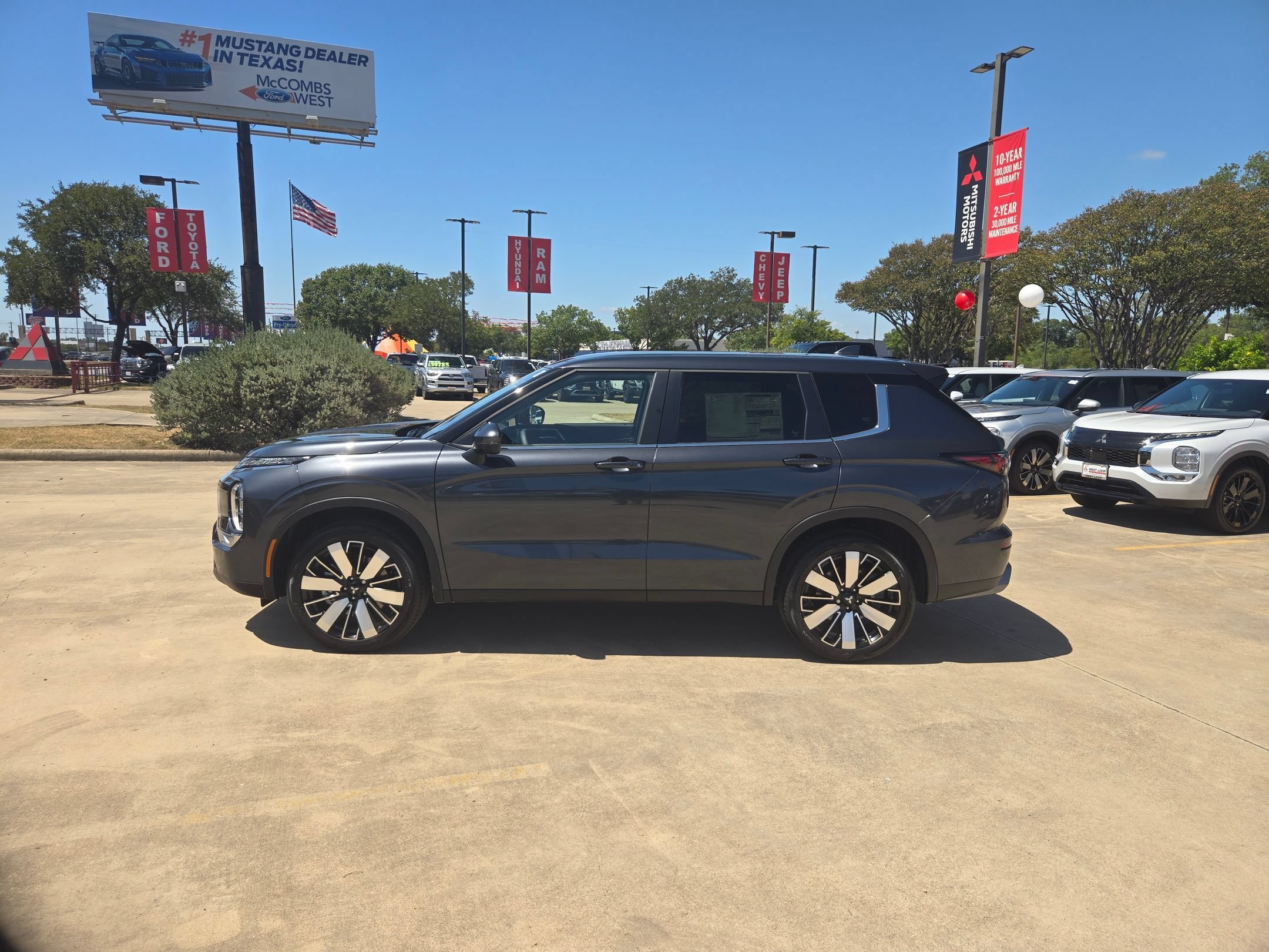 New 2026 Mitsubishi Outlander SE FWD image 2