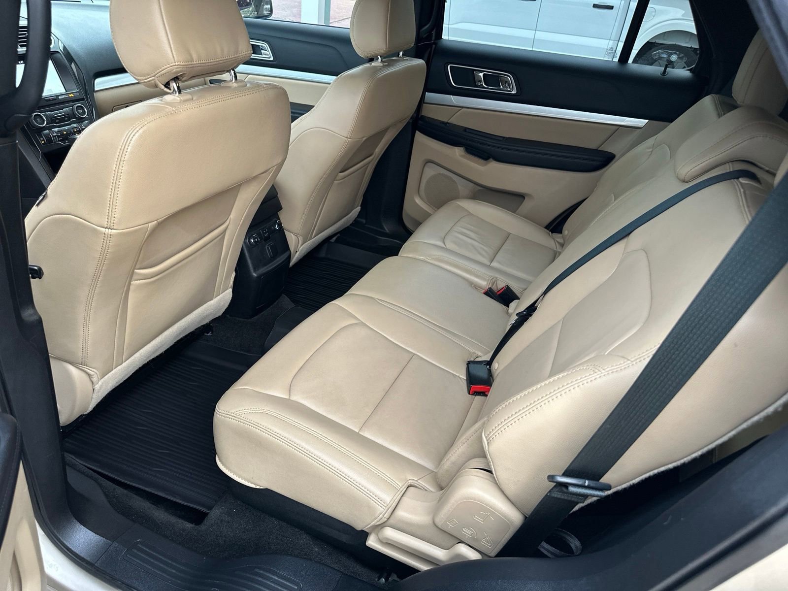 Used 2017 Ford Explorer XLT w/ Equipment Group 202A image 27