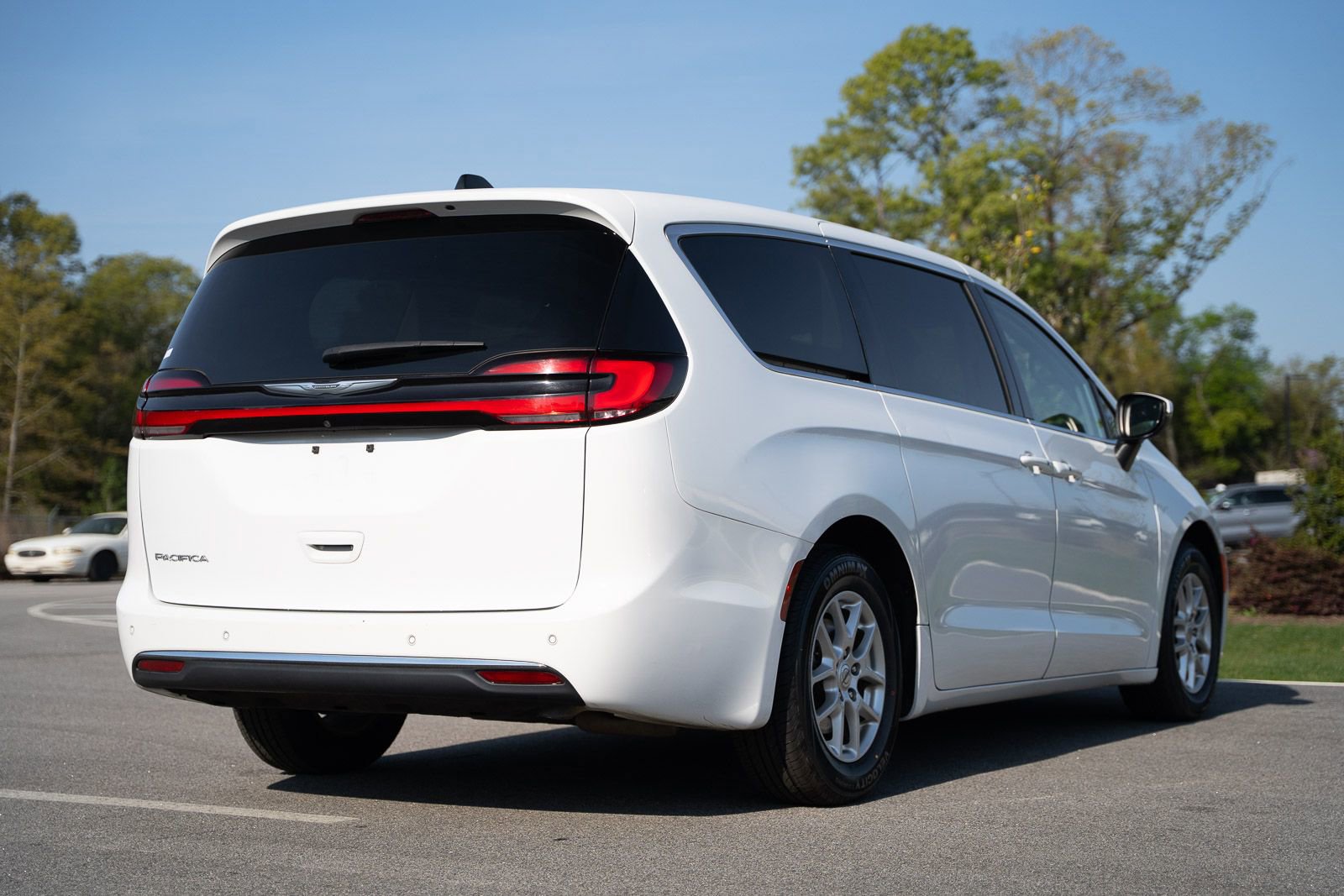 Used 2023 Chrysler Pacifica Touring-L image 7