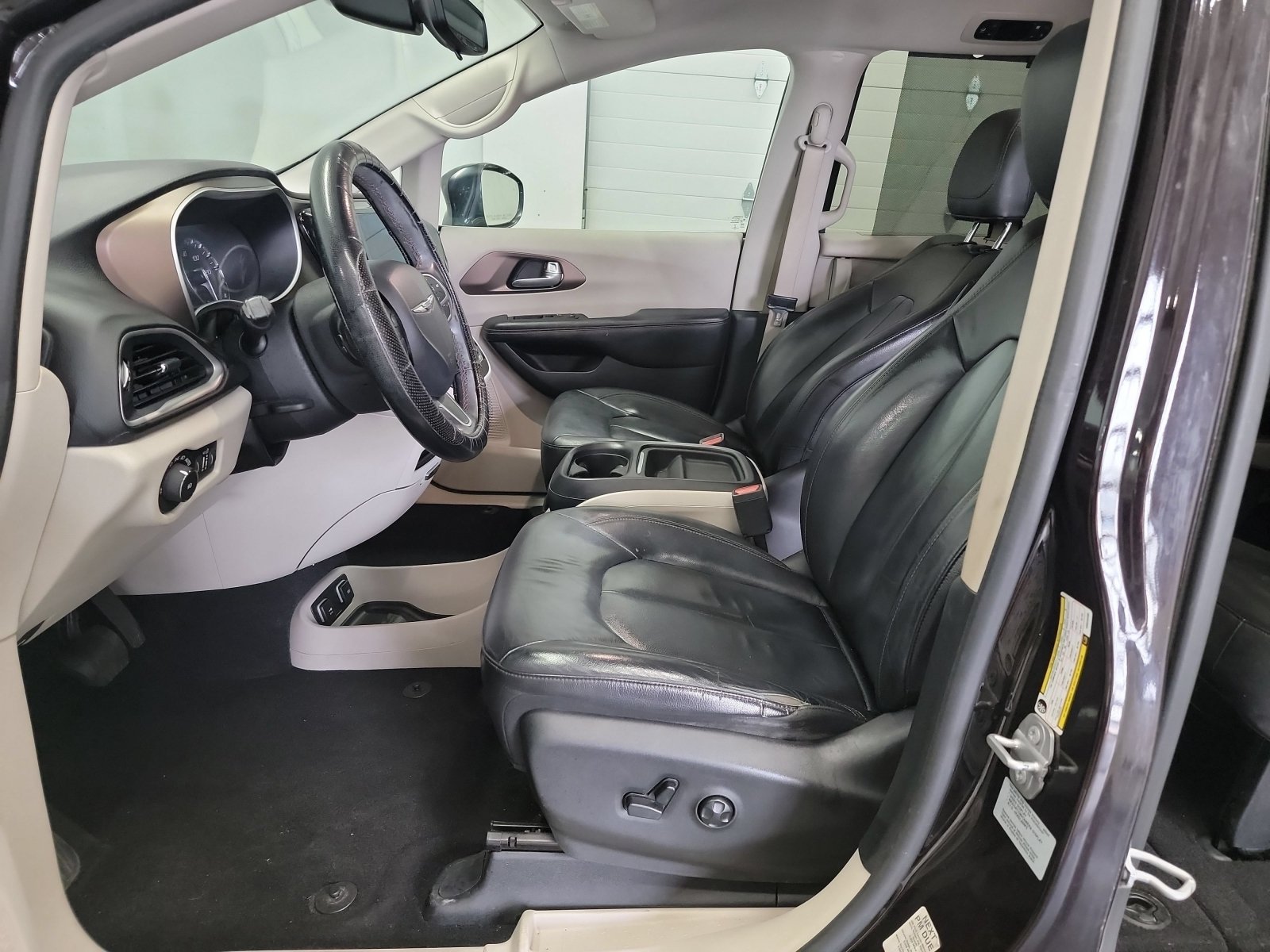 Used 2017 Chrysler Pacifica Touring-L FWD image 12