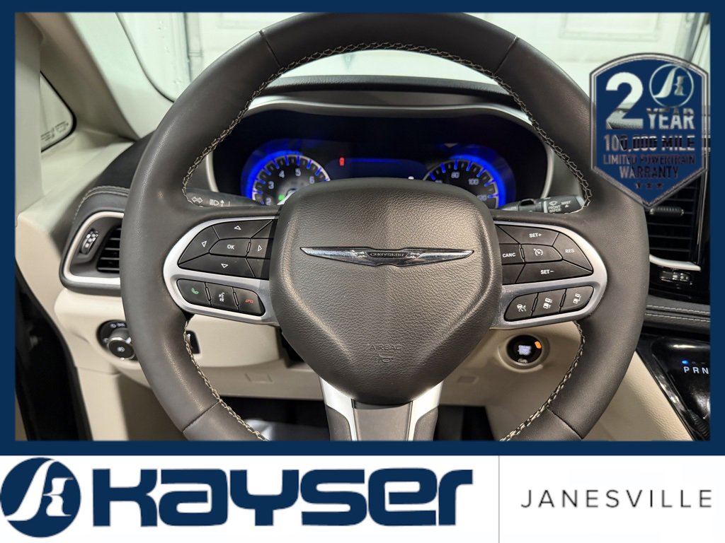 Used 2022 Chrysler Pacifica Touring-L w/ Uconnect Theater Family Group image 4