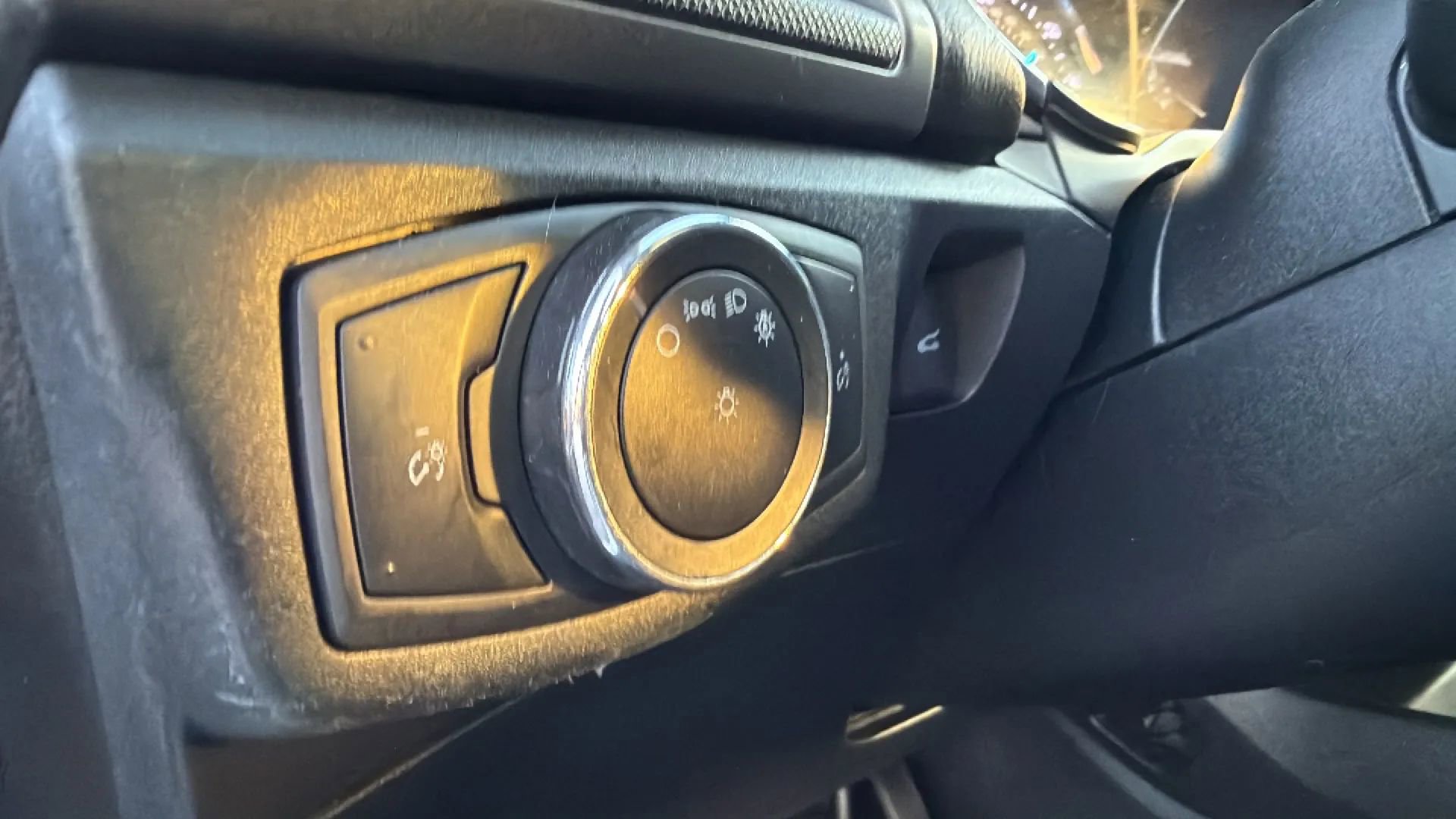 Used 2020 Ford Fusion SE image 25