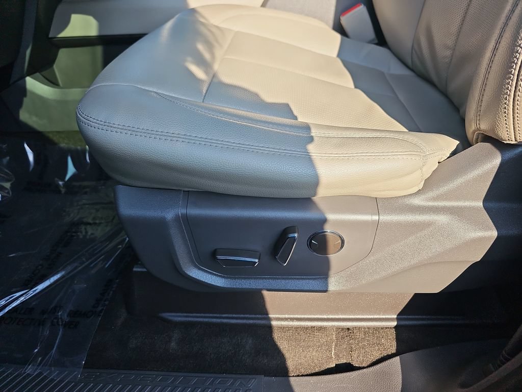 Used 2019 Ford Expedition XLT w/ Equipment Group 202A RWD image 28