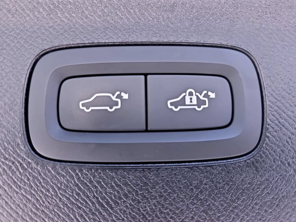 Certified 2025 Volvo XC90 B5 Plus AWD/4WD image 23
