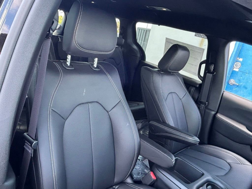 New 2025 Chrysler Pacifica Select w/ Uconnect Theater Family Group image 25