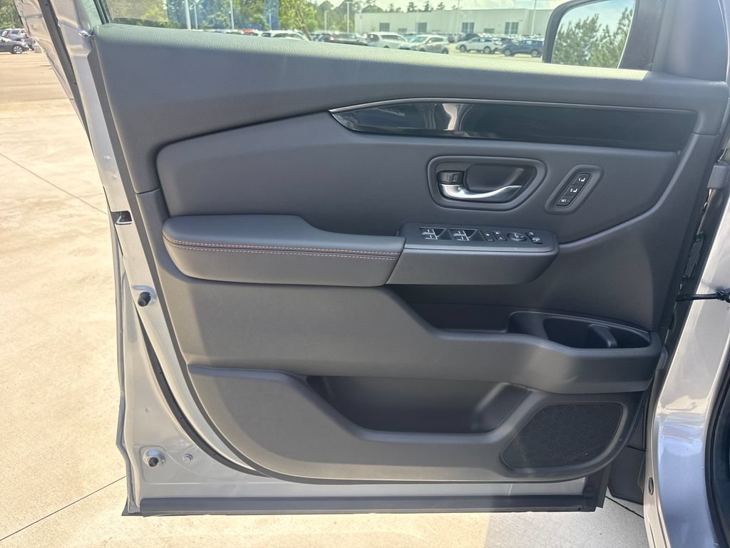 Used 2025 Honda Pilot TrailSport image 13