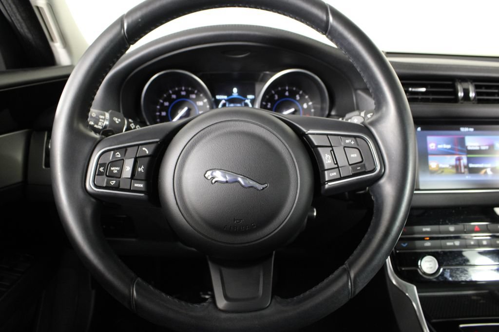 Used 2016 Jaguar XF Premium RWD image 23
