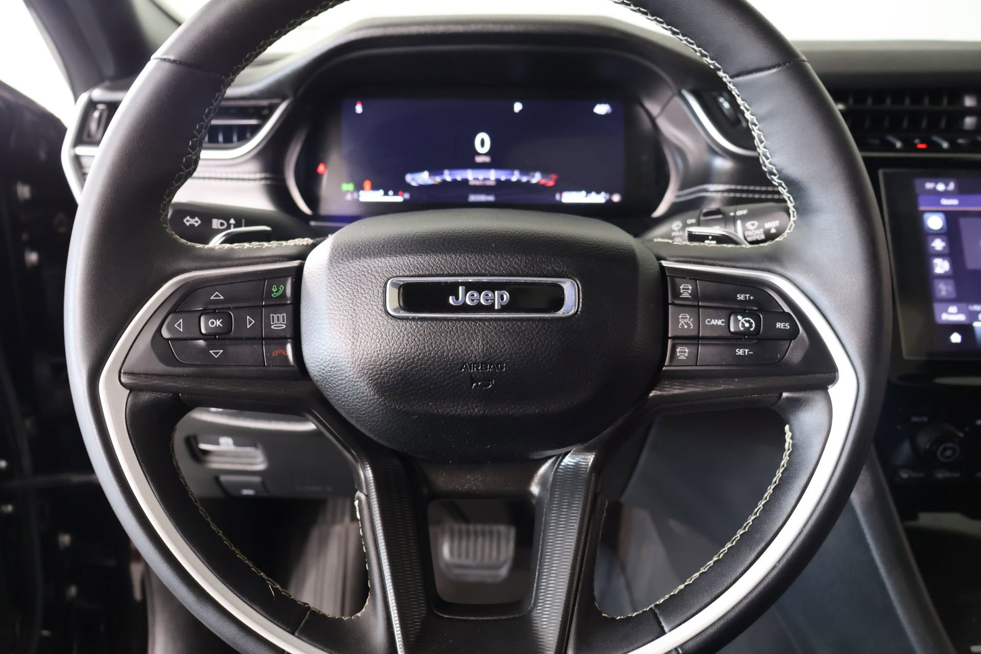 Used 2024 Jeep Grand Cherokee L Altitude RWD image 3