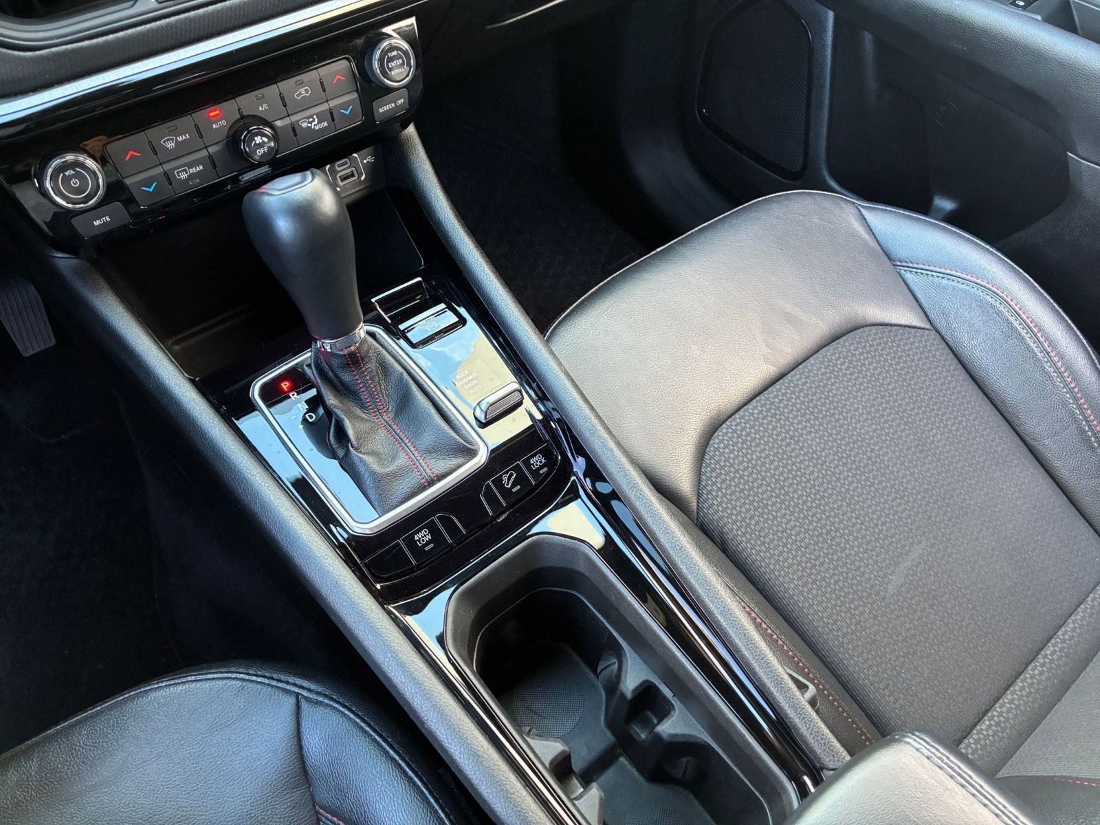 Used 2025 Jeep Compass Trailhawk image 40