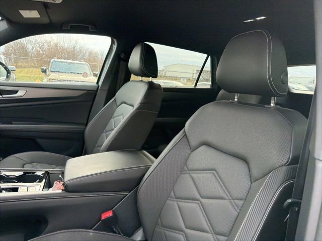 Used 2025 Volkswagen Atlas Cross Sport SE image 9