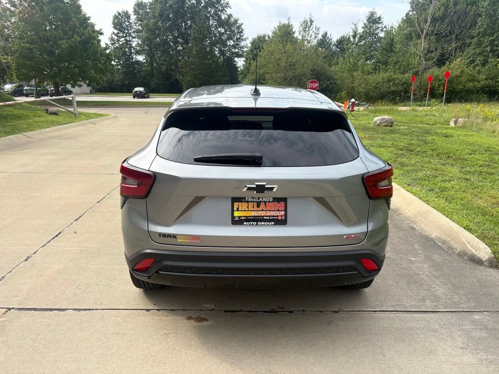 Used 2025 Chevrolet Trax RS w/ Sunroof Package FWD image 8
