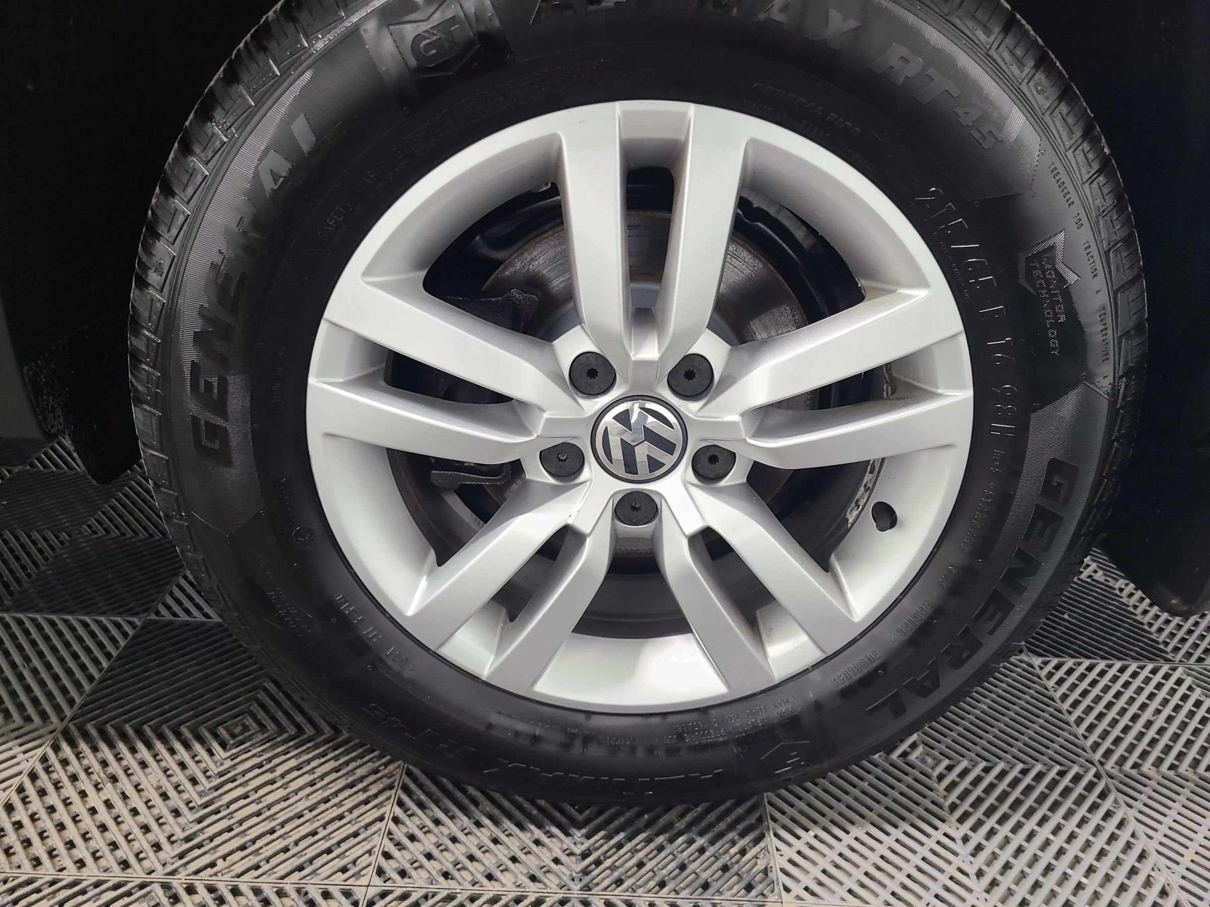 Used 2014 Volkswagen Tiguan S image 17