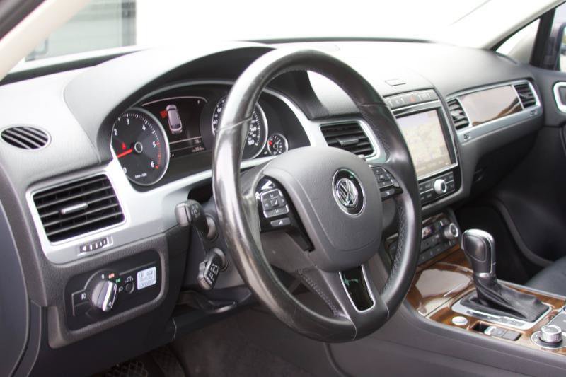 Used 2016 Volkswagen Touareg TDI AWD/4WD image 25