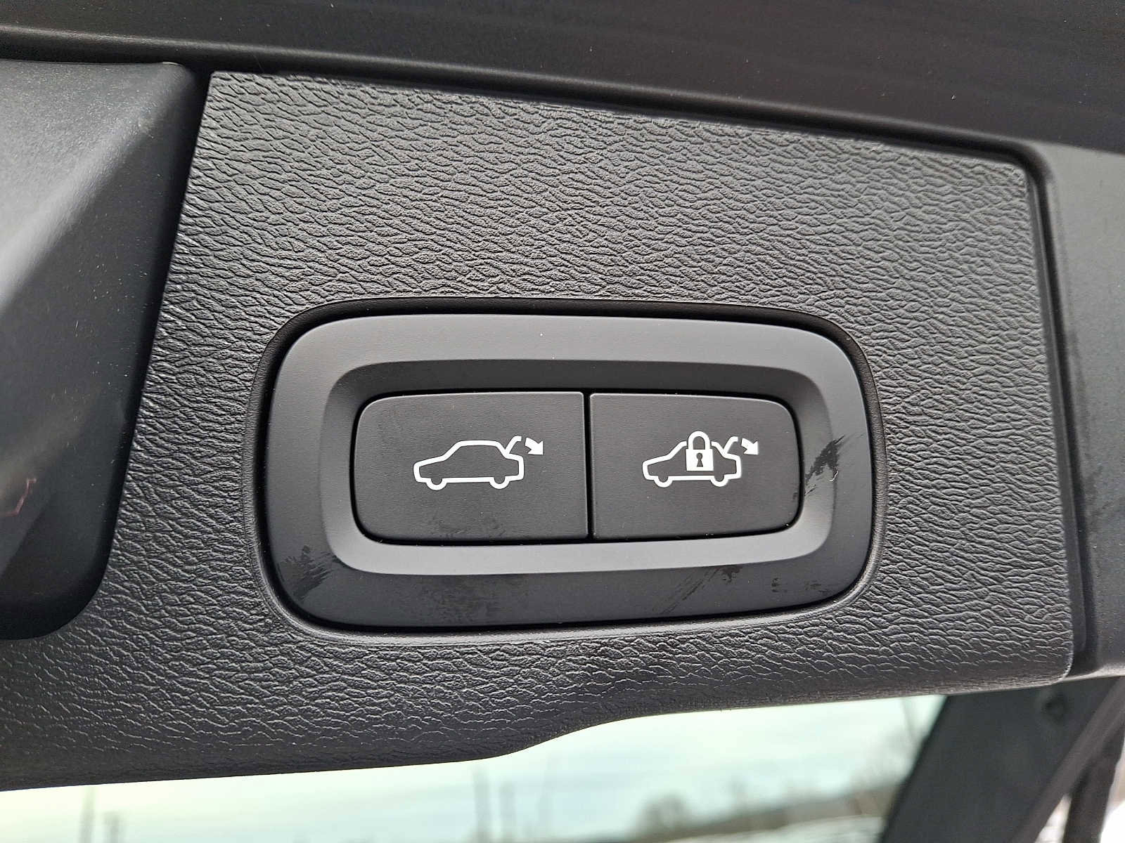 Used 2022 Volvo XC60 B5 Inscription image 25