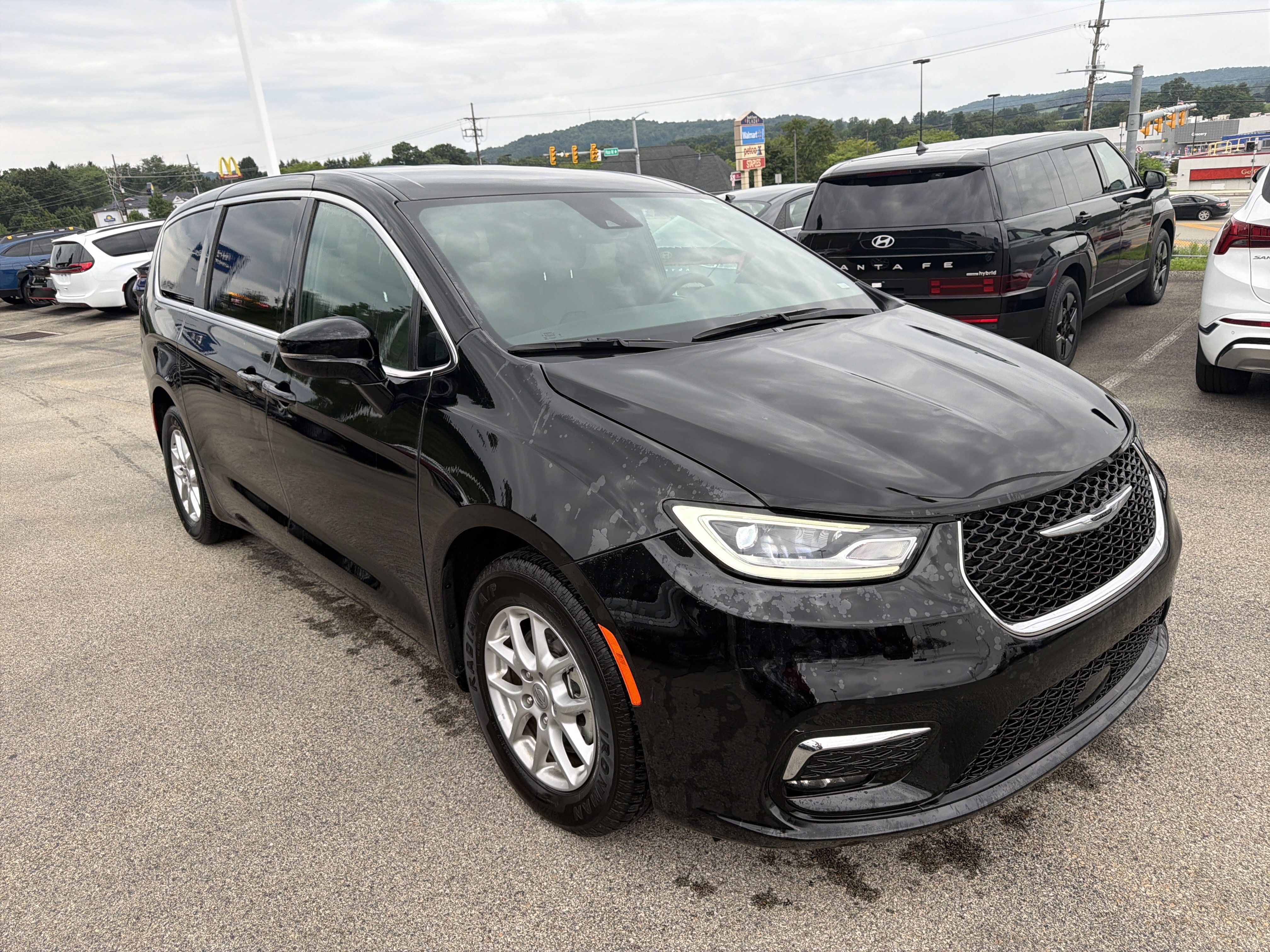 Used 2025 Chrysler Pacifica Select