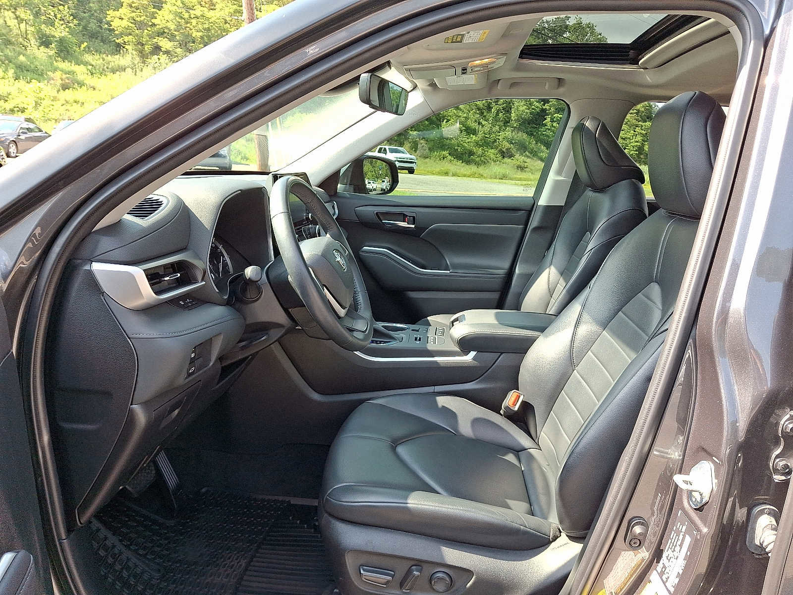 Used 2022 Toyota Highlander XLE image 16