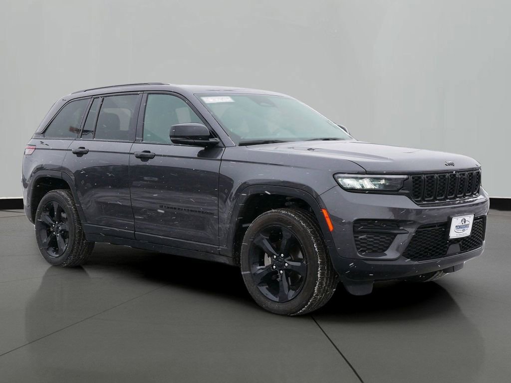 Used 2024 Jeep Grand Cherokee Altitude image 4