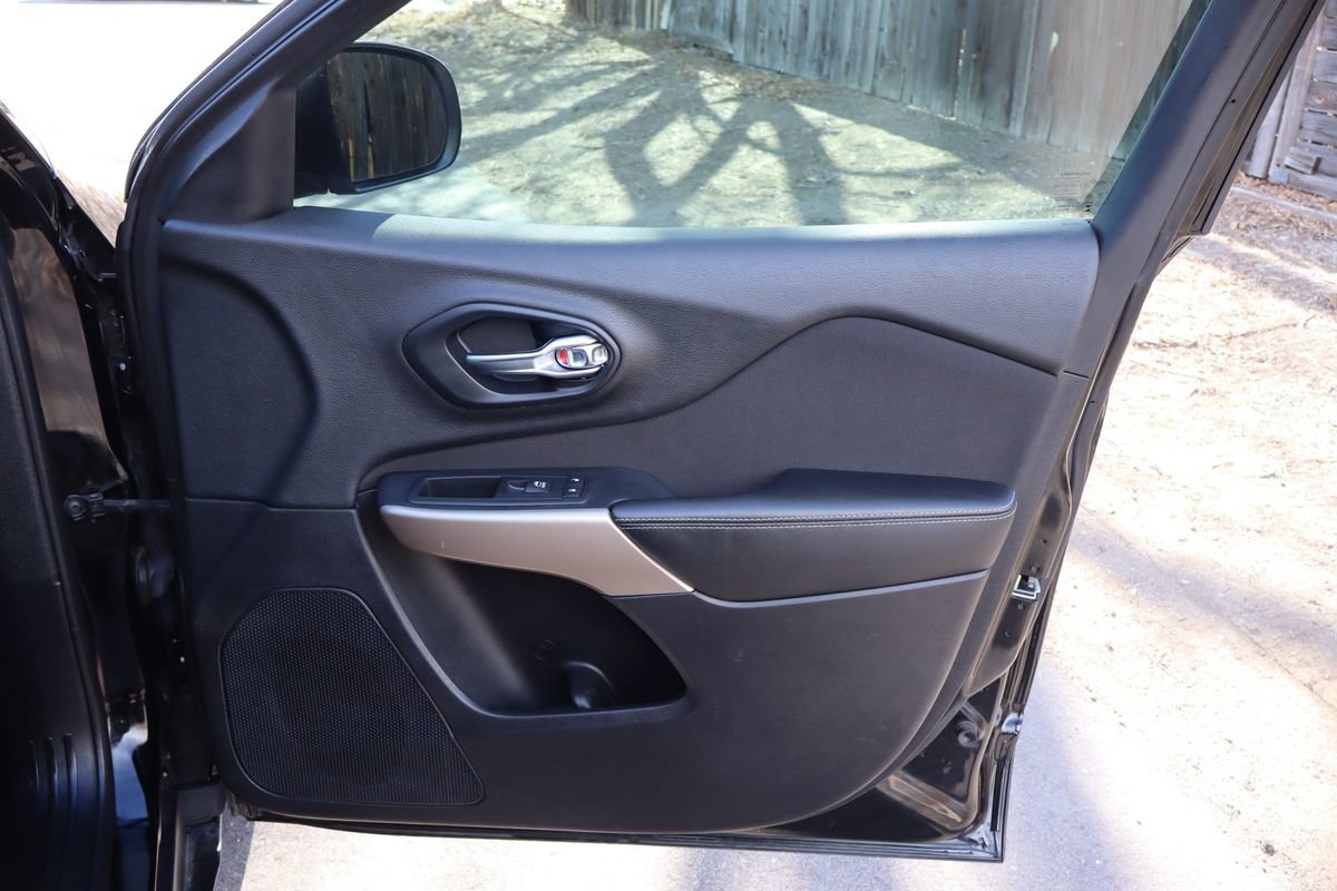 Used 2017 Jeep Cherokee Latitude FWD image 26