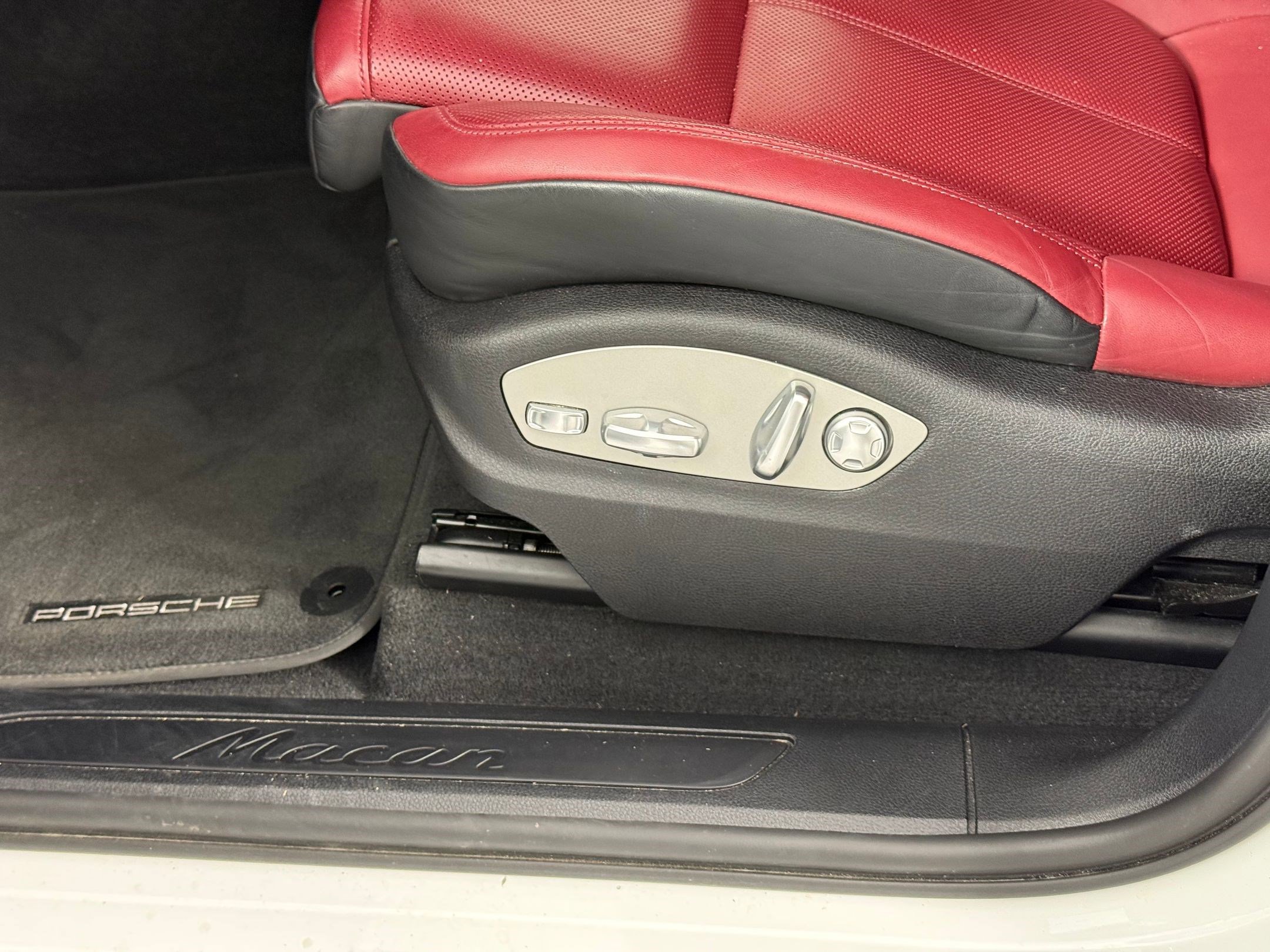 Certified 2022 Porsche Macan image 16