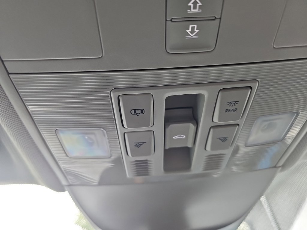 Used 2023 Volkswagen Taos SE w/ Panoramic Sunroof Package FWD image 31