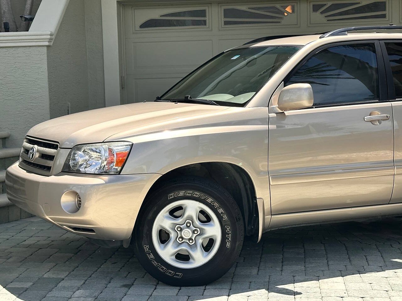 Used 2005 Toyota Highlander 2WD V6 w/ 3rd Row image 2