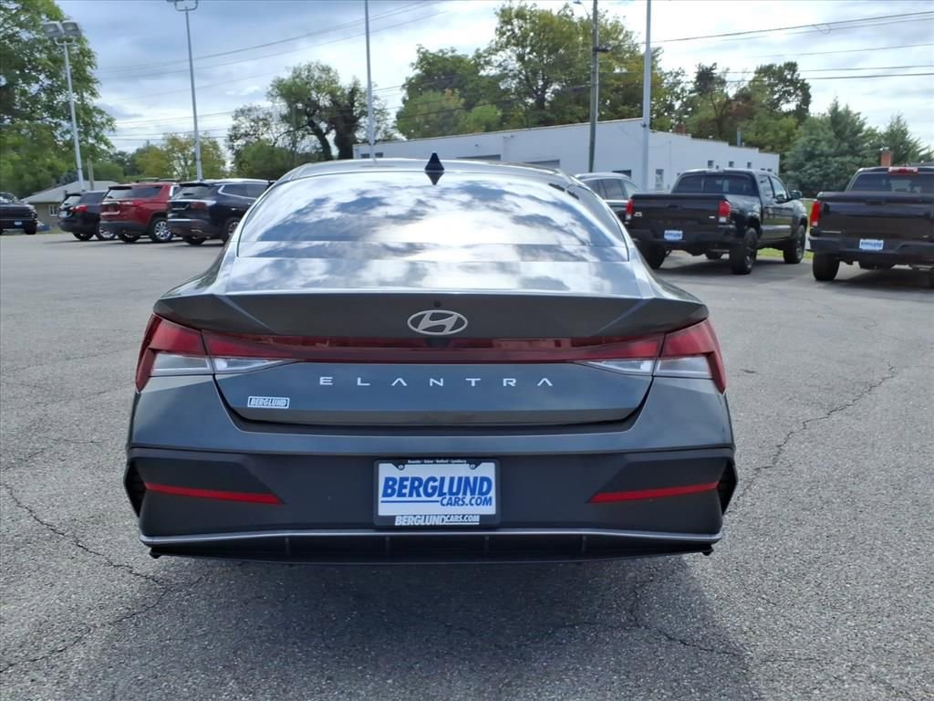 Used 2024 Hyundai Elantra SEL image 5