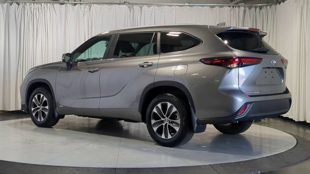 Used 2025 Toyota Highlander XLE AWD/4WD image 8