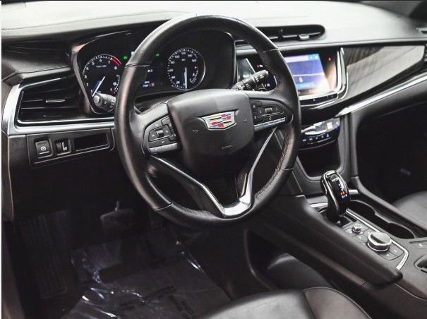 Used 2025 Cadillac XT6 Premium Luxury image 10