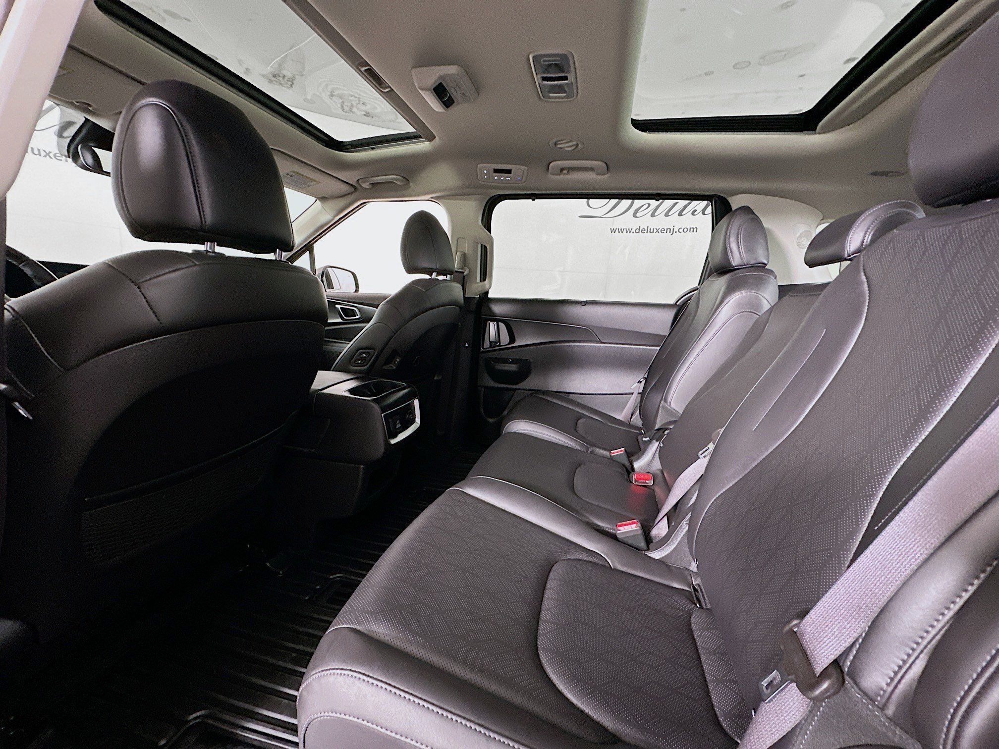 Used 2025 Kia Carnival SX w/ SX Dark Edition Package FWD image 26
